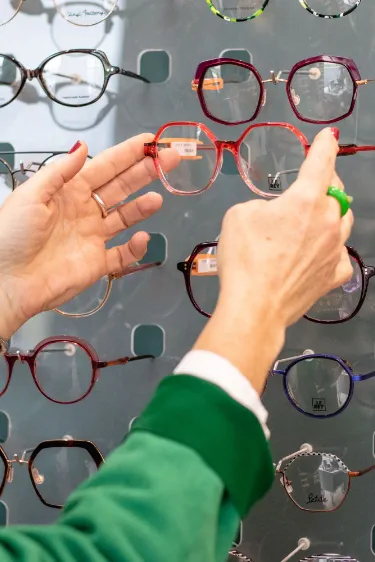 Photo de plusieurs paires de lunettes chez un opticien